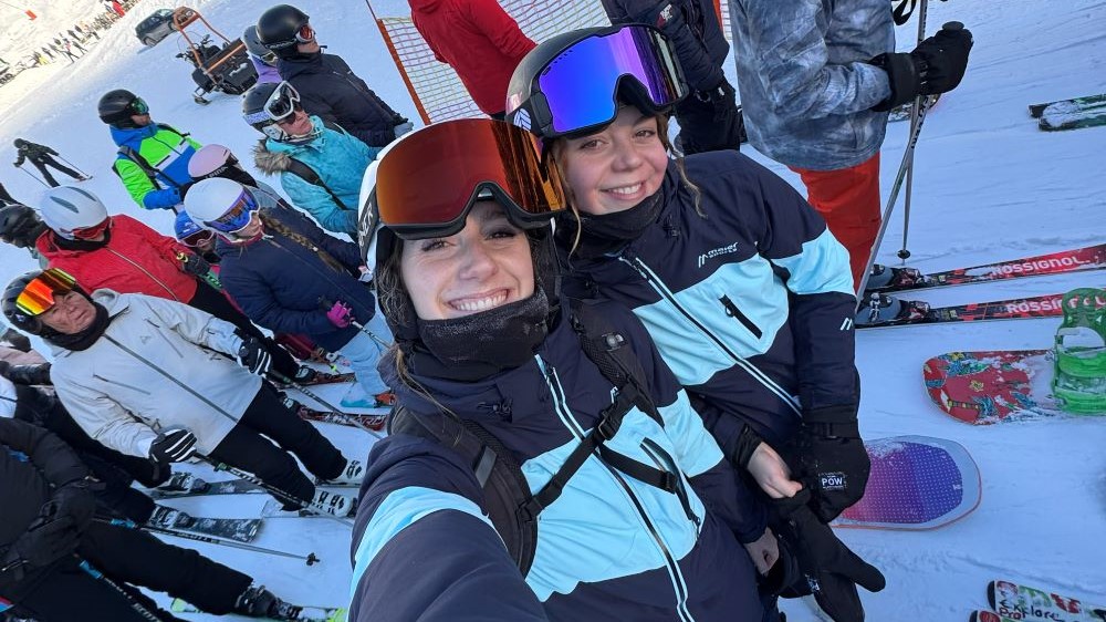 Naomi en Ruby met Maier Sports in Berwang.